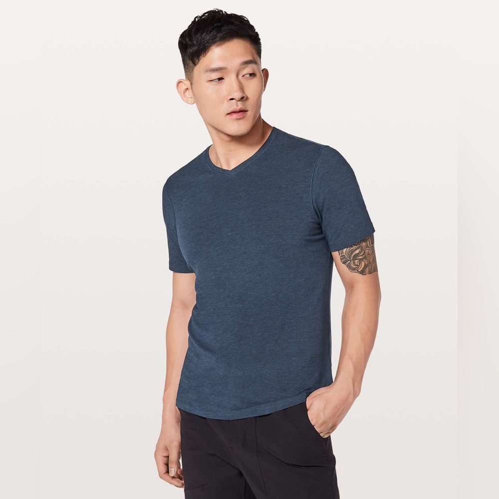 Lululemon Navy V-Neck T-Shirt Est. Size Medium‎ EUC
